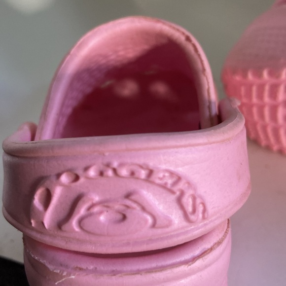 Doggiers Clogs Toddler 1/2 pink soft plastic There are 2 small spots on the toe - Picture 6 of 8